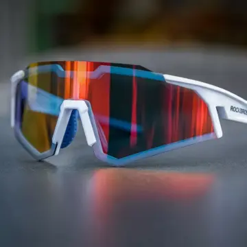 Photochromic and Polarized Cycling Glasses