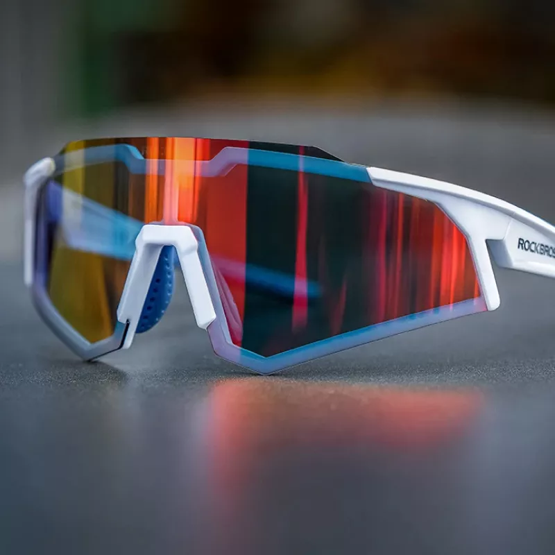 Photochromic and Polarized Cycling Glasses