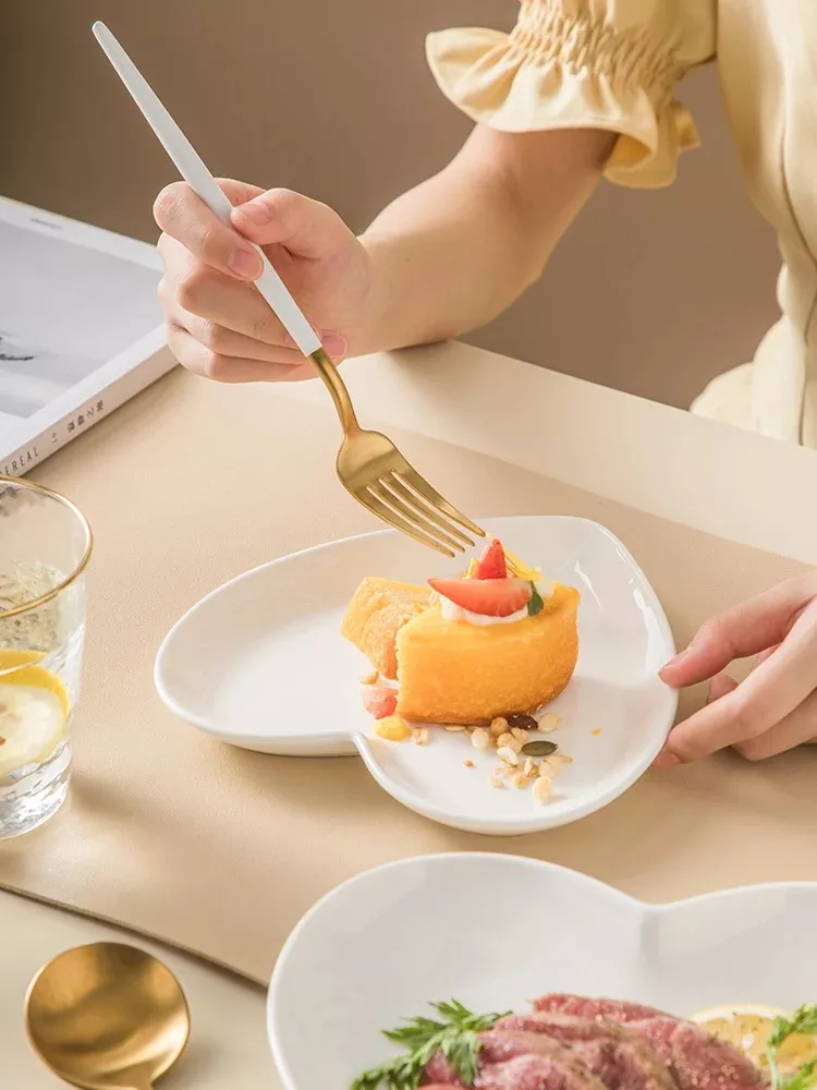 Heart-Shaped Ceramic Plate - Image 4