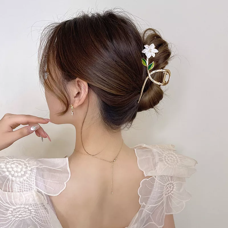 Elegant Gold Flower Hair Claw Clip - Image 4