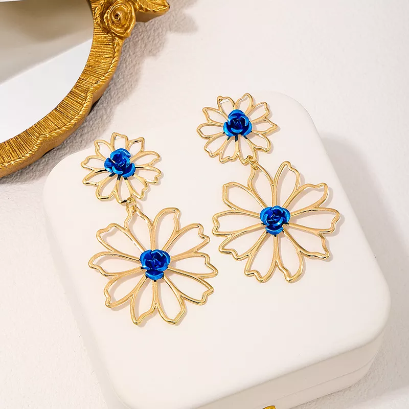 Vintage Gold Hollow Flower Drop Earrings – Geometric Skeleton Design - Image 3
