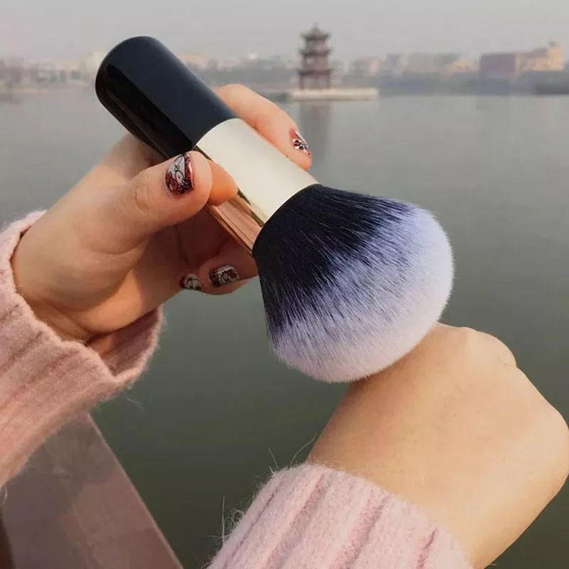 Large Powder Face Blush & Contour Brush – Soft Makeup Tool for Flawless Application