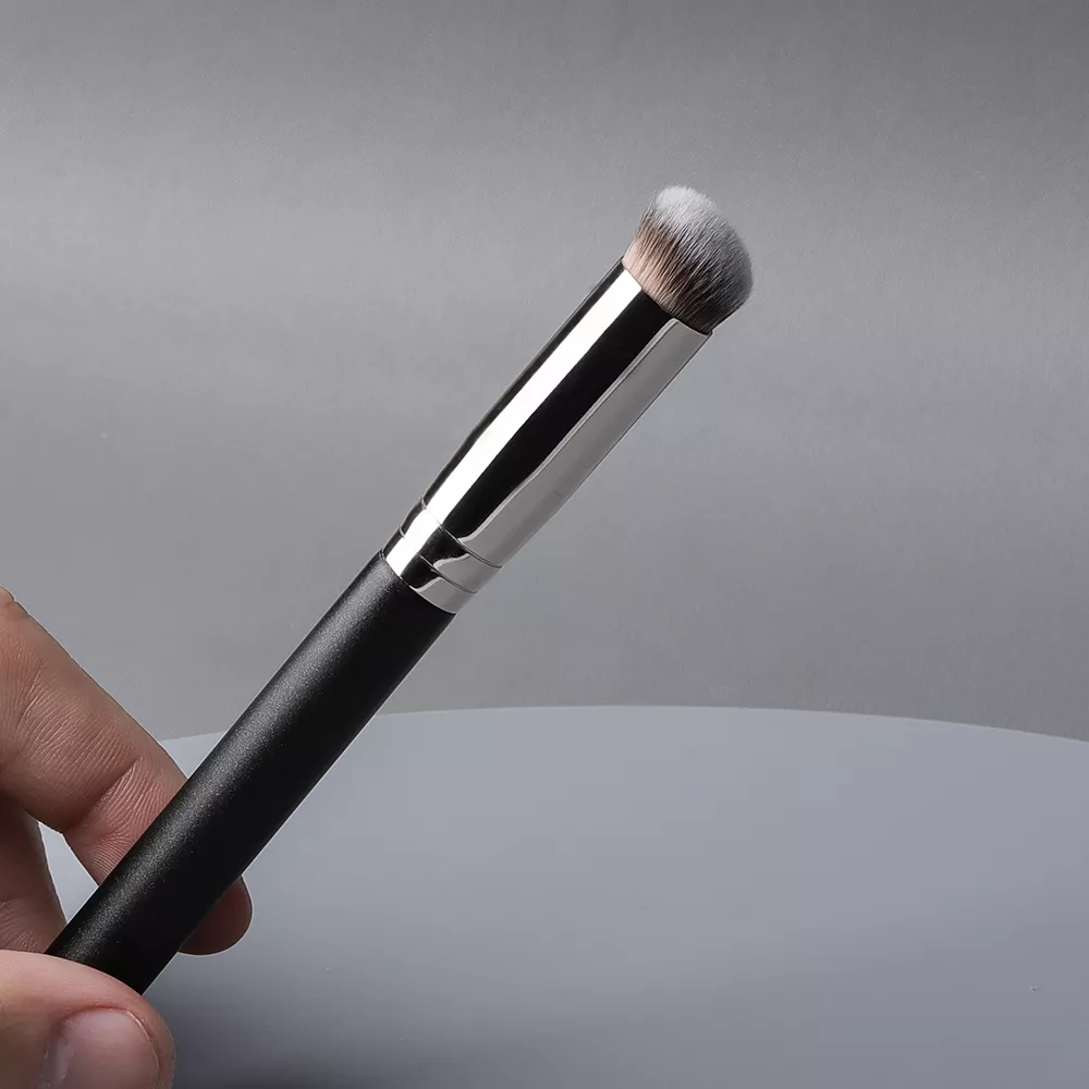 Small Angled Full Coverage Concealer Makeup Brush - Image 3