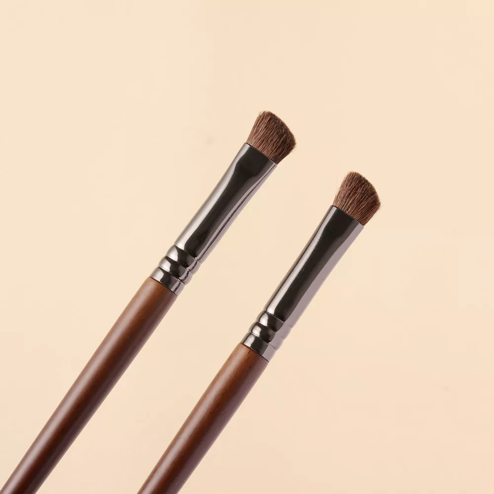 Medium Angled Shading Makeup Brush for Eye Shadow Blending & Contouring - Image 5