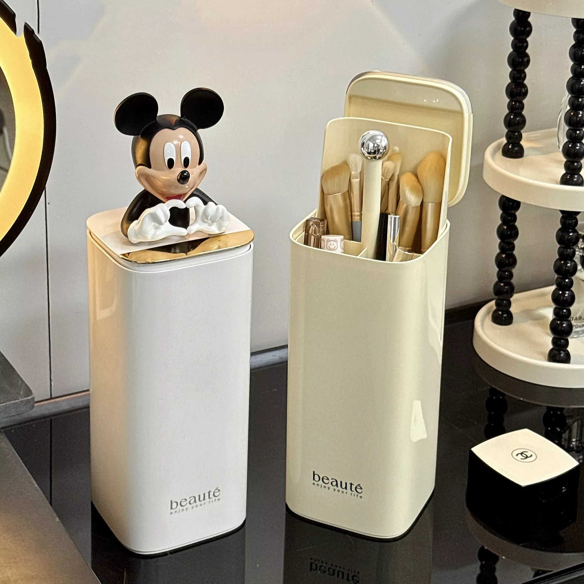 Automatic Lifting Makeup Brush Holder - Image 3